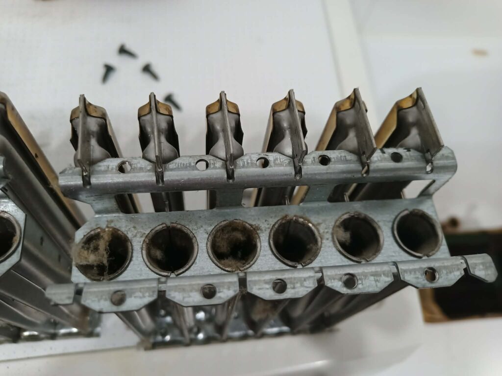 Zabrudzenia palnika kotła Vaillant po sezonie grzewczym